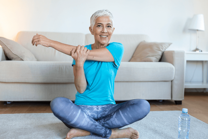 Exercícios e alongamentos para idosos fazerem em casa
